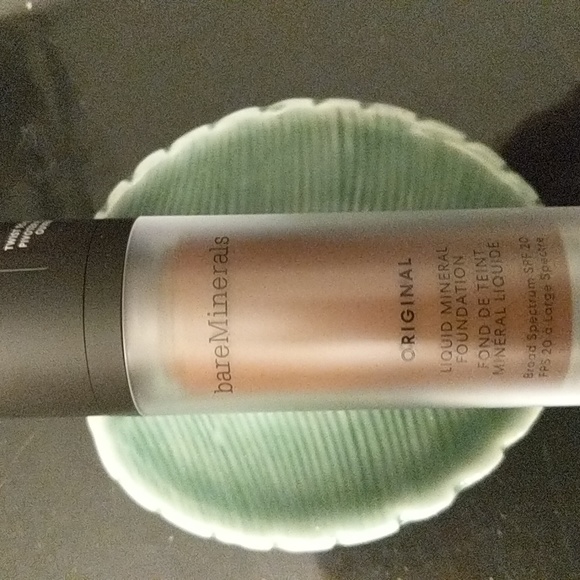 NWT liquid mineral foundation - Picture 1 of 4